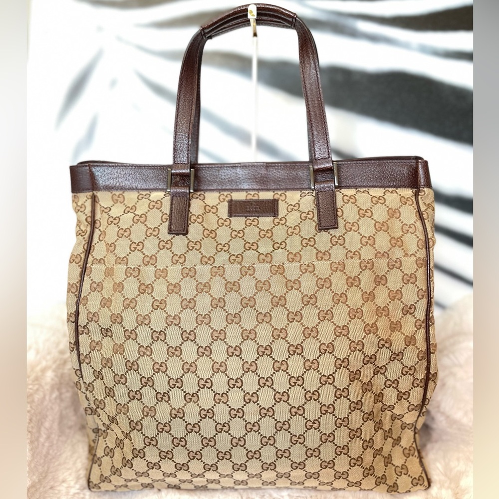 SOLD‼️

Gucci Beige and Brown Monogram Large Tote